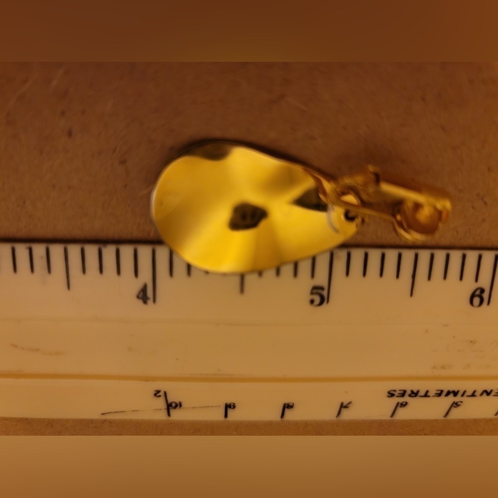 Pair of golden clip-on earrings wavy pattern - Picture 2 of 2